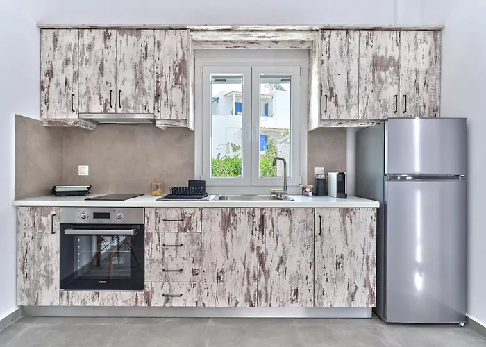 Nickevi Naousa (Paros)