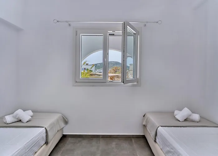 Nickevi Naousa (Paros)