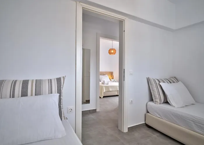 Nickevi Naousa (Paros)