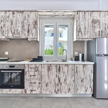 Nickevi Naousa (Paros)