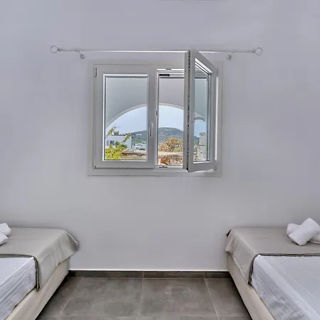 Nickevi Naousa (Paros)